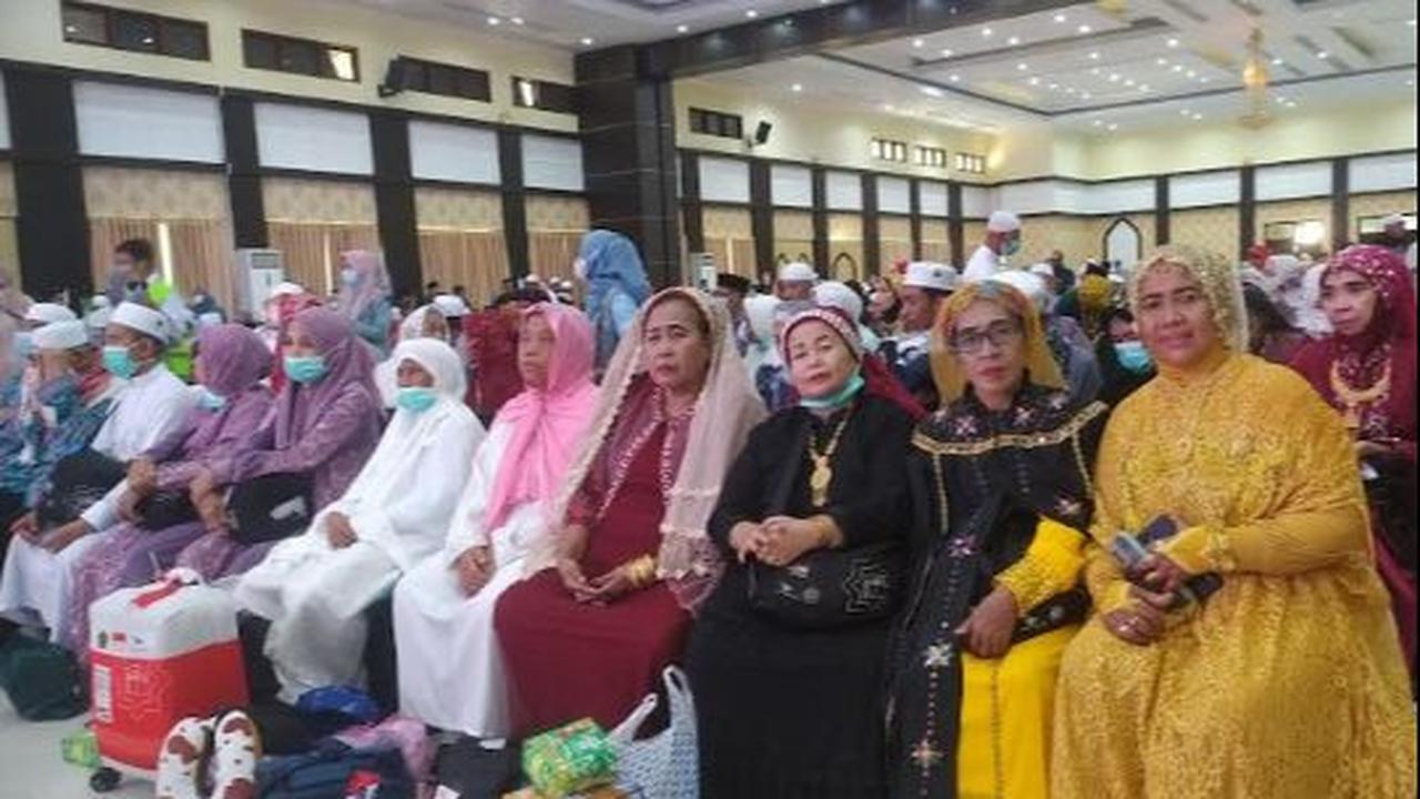 Suarniati berharap keluarganya bisa menyusul dirinya bisa berhaji. Apalagi, keberangkatan haji kali ini dirinya berangkat sendirian.