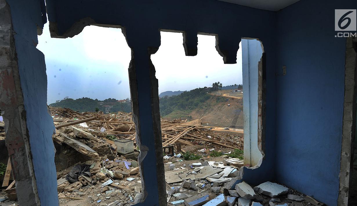 Kondisi rumah yang terkena proyek pembangunan Bendungan Ciawi di Desa Gadog, Bogor, Jawa Barat, Kamis (22/08/2019). Pembebasan lahan proyek pembangunan Bendungan Ciawi sudah lebih dari 90 persen. (Merdeka.com/Arie Basuki)