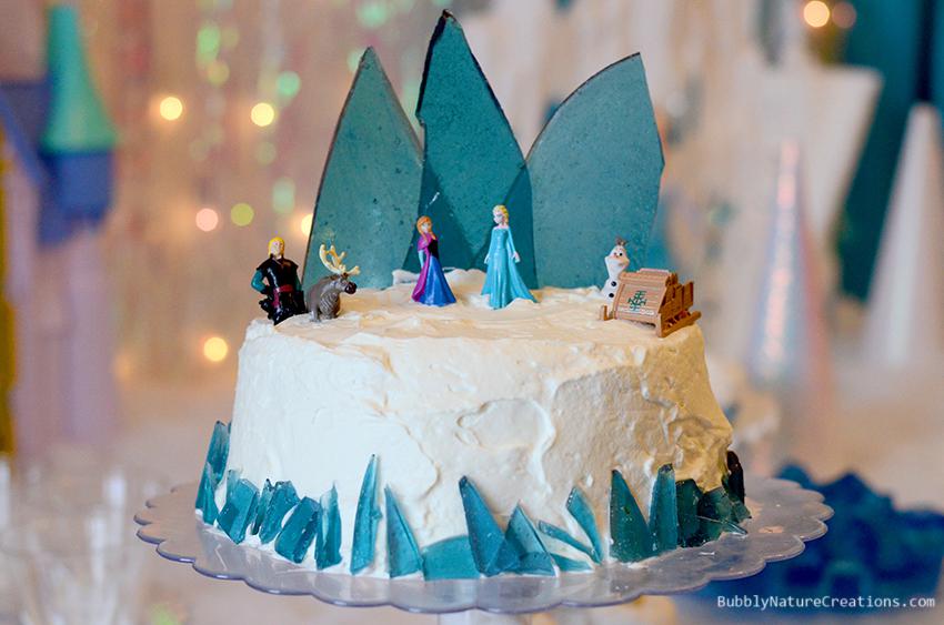 Salah satu kreasi kue ulang tahun Frozen | Foto: copyright bubblynaturecreations.com