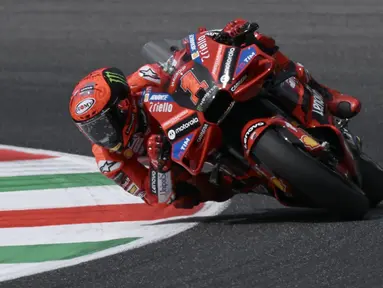 Pembalap Tim Ducati asal Italia, Francesco Bagnaia melakukan sesi latihan jelang balapan MotoGP Italia di Mugello, Italia, Jumat (9/6/2023). (Filippo MONTEFORTE/AFP)