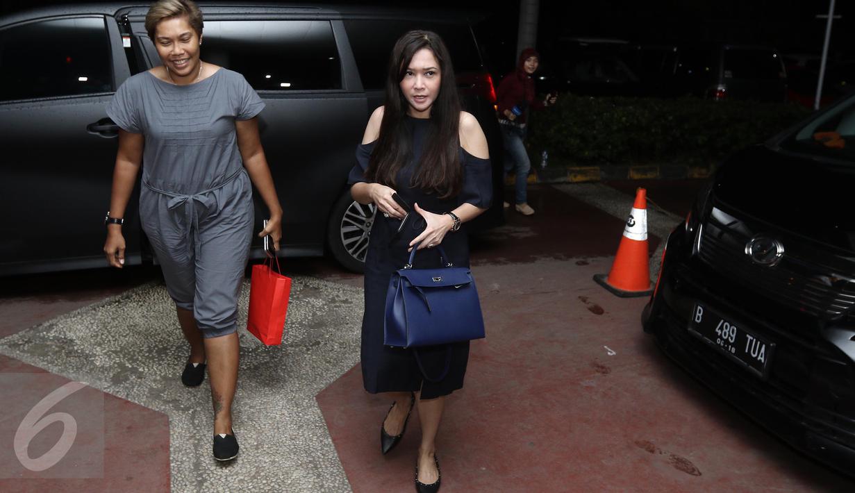 Maia Estianty saat tiba di Rumah Sakit Cipto Mangunkusumo, Jakarta, pada Rabu (19/4). Kedatangan Maia Estianty untuk menjenguk Julia Perez yang dikabarkan dalam kondisi kritis. (Liputan6.com/Herman Zakharia)