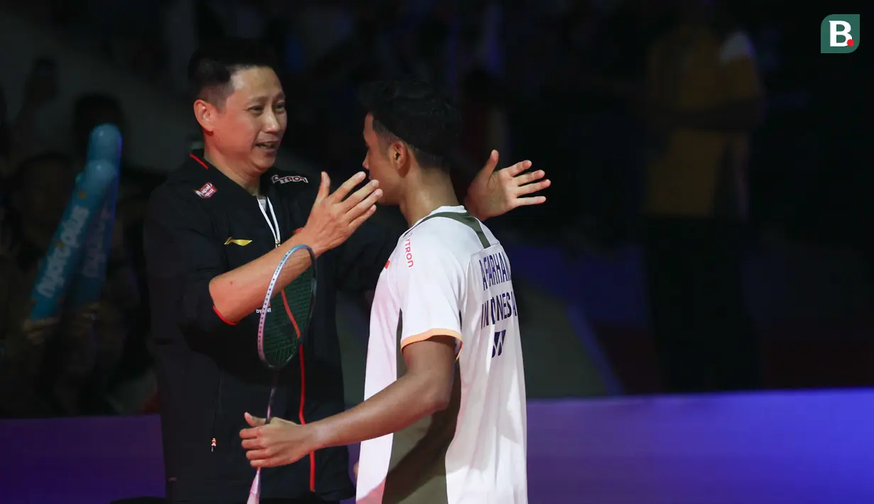 Pada babak final besok, peringkat 18 dunia ini akan berhadapan dengan pebulutangkis peringkat ke-44 dunia dari Thailand, Panitchaphon Teeraratsakul yang diluar dugaan mengalahkan Loh Kean Yew pebulutangkis Singapura terakhir yang bertahan di Indonesia Masters. (Bola.com/M Iqbal Ichsan)