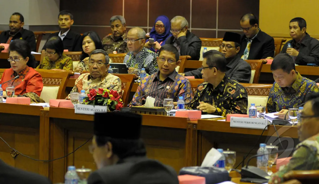 Menteri Agama Lukman Hakim Saifuddin, (ketiga kiri), Nila Djuwita F.Moeloek (kiri), Ignasius Jonan (kanan), mengikuti rapat kerja bersama Komisi VIII, Jakarta, Selasa (27/1/2015). (Liputan6.com/Andrian M Tunay)