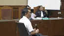 Terdakwa mantan anggota Komisi I DPR, Fayakhun Andriadi menjalani sidang tuntutan kasus dugaan suap Bakamla di Pengadilan Tipikor, Jakarta, Rabu (31/10). Fayakhun dituntut 10 tahun penjara dan denda Rp 1 miliar. (Liputan6.com/Herman Zakharia)