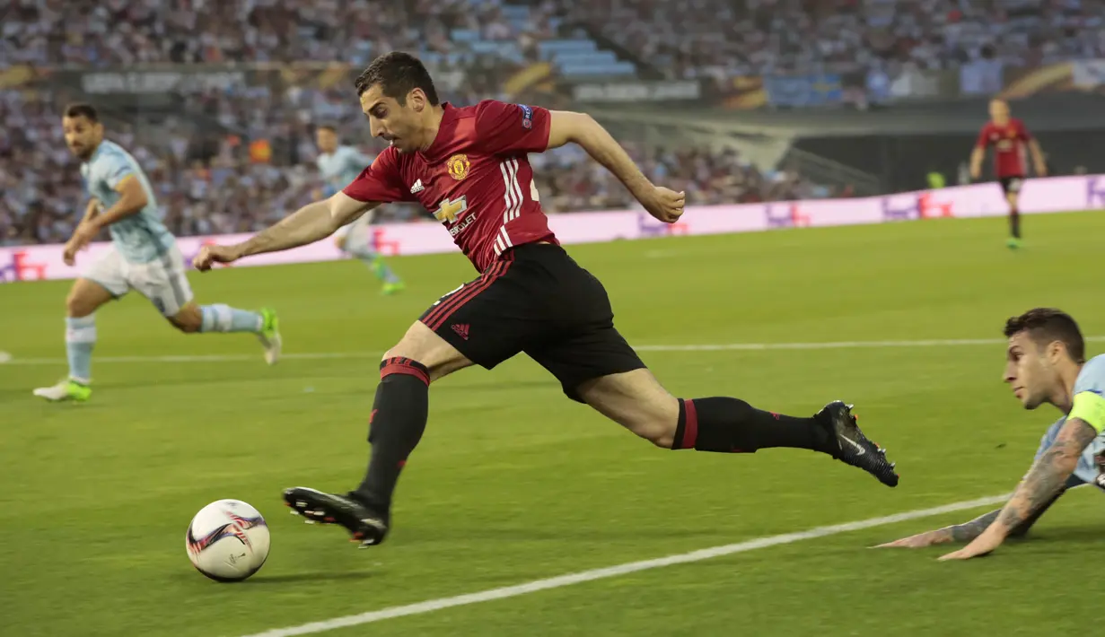 Aksi pemain Manchester United,  Henrikh Mkhitaryan melewati adangan pemain Celta Vigo, Hugo Mallo pada leg pertama semifinal Liga Europa di Balaidos stadium, Vigo, (4/5/2017). MU menang 1-0. (AP/Lalo R. Villar)