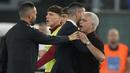 Tak terima dengan kartu merah tersebut, Jose Mourinho sempat ingin menghampiri wasit ke dalam lapangan yang segera dicegah oleh para staf AS Roma. (AP/Andrew Medichini)