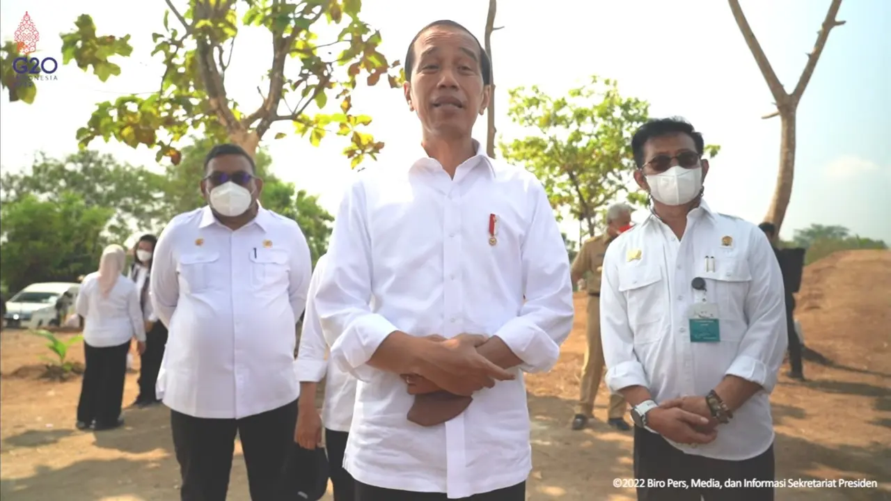 Presiden Joko Widodo (Jokowi) saat berkunjung ke Desa Giriroto, Boyolali, Jawa Tengah, untuk melakukan penanaman bibit kelapa genjah.
