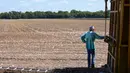 <p>Petani generasi keempat Steve Patman melihat ladang kapasnya setelah melakukan panen dari lahan seluas 140 hektare di Ellis County, dekat Waxahatchie, Texas, Senin (19/9/2022). Texas memproduksi hampir setengah dari kapas Amerika Serikat. (Andy JACOBSOHN/AFP)</p>