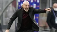 Pelatih AC Milan, Stefano Pioli menginstruksikan pemainnya saat bertanding melawan Sassuolo pada pertandingan lanjutan Liga Serie A Italia di stadion San Siro, Minggu (28/11/2021). Milan untuk sementara masih bercokol di urutan kedua dengan nilai 32. (AP Photo/Luca Bruno)