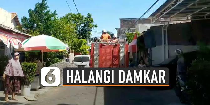 VIDEO: Bikin Geregetan, Mobil Parkir Halangi Mobil Damkar