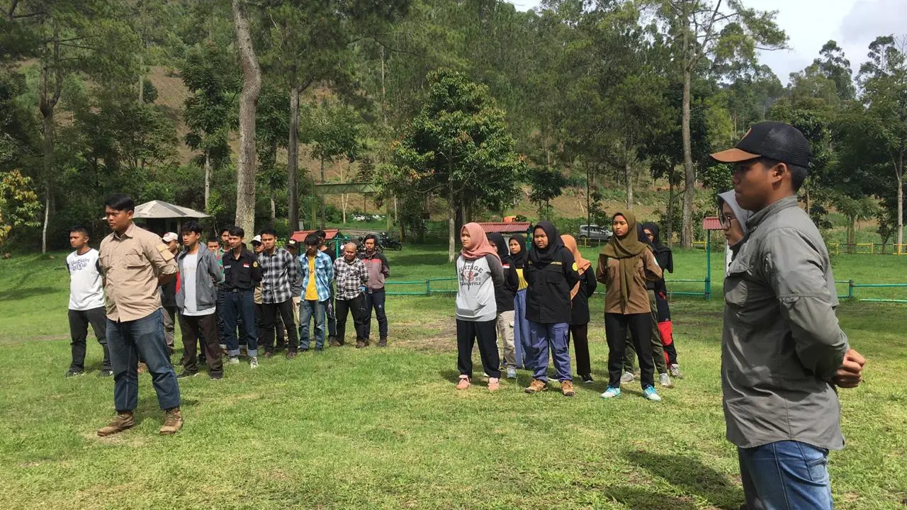 Sebanyak 30 peserta Sekolah Konservasi Elang (SKE) Batch 2, tengah berbaris sebelum pelatihan di Pusat Konservasi Elang Kamojang (PKEK) Kamojang
