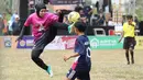 Sepak bola kini tak lagi menjadi olahraga yang identik dengan lelaki. Meski terlihat sebagai cabang olahraga yang cukup keras, namun di era modern saat ini wanita juga turut menggemarinya. (Bola.com/M Iqbal Ichsan)