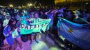 Fans Argentina bersorak di Doha corniche, di Doha, Qatar, Senin, 12 Desember 2022. Argentina akan menghadapi Kroasia dalam pertandingan semifinal Piala Dunia 2022 di Stadion Lusail Iconic Qatar, Rabu (14/12/2022) mulai pukul 02.00 WIB. (AP Photo/Andre Penner)