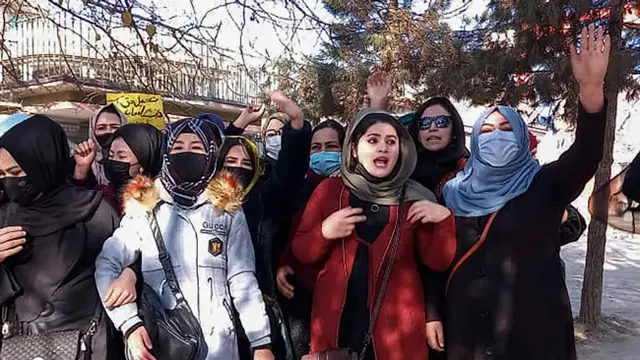 Aksi protes perempuan Afghanistan menentang larangan mengenyam pendidikan di perguruan tinggi bagi perempuan di Kabul, 22 Desember 2022. (AFP)