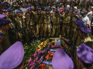 Tentara Israel berpelukan di dekat makam Staf Sersan. Shilo Yosef Amir saat pemakamannya di pemakaman Mount Herzl di Yerusalem, Jumat, 7 Juli 2023. (AP Photo/Ohad Zwigenberg)