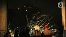 Sementara, 52 personil pemadan terus berupaya memadamkan api. (Liputan6.com/Faizal Fanani)