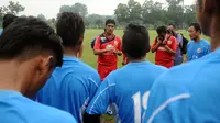 Nil Maizar memimpin sesi latihan (Liputan6.com/Helmi Fithriansyah)