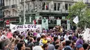 Antusias warga menonton pagelaran parade Zinneke di pusat kota Brussels, Belgia, (22/5). Parade Zinneke juga sebagai wadah seniman lokal untuk memperlihatkan karyanya. (Arie Asona) 