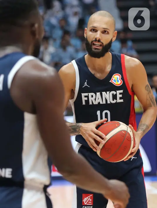 Pemain timnas basket Perancis, Evan Fournier saat melawan Lebanon pada penyisihan Grup H FIBA World Cup 2023 di Indonesia Arena, Gelora Bung Karno, Jakarta, Selasa (29/8/2023). (Liputan6.com/Helmi Fithriansyah)