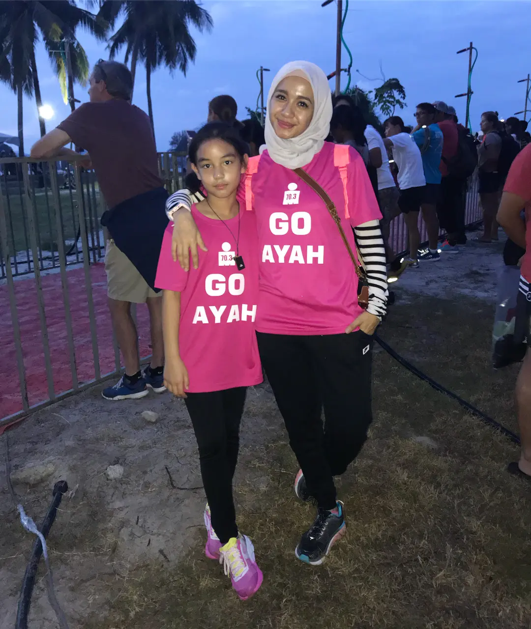 Laudya Cynthia Bella dan Engku Aleesya menemani Engku Emran mengikuti kejuaraan triathlon [foto: instagram]