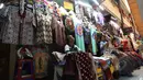 Sejumlah pedagang tengah menunggu calon pembeli di Pasar Beringharjo, Yogyakarta, Minggu (19/4/2015). Pasar di kawasan Malioboro itu merupakan salah satu pusat penjualan batik yang murah meriah. (Liputan6.com/Helmi Afandi)
