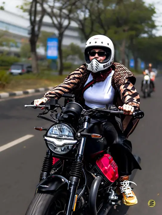 Artis kelahiran Bogor 32 tahun silam ini saat naik motor gede dijalanan. Penampilan penyanyi ini dipuji keren oleh warganet. [Instagram/wikasalim]