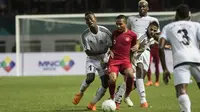 Gelandang Timnas Indonesia, Evan Dimas, berusaha melewati kepungan pemain Mauritius pada laga uji coba di Stadion Wibawa Mukti, Jawa Barat, Selasa (11/9/2018). Indonesia menang 1-0 atas Mauritius. (Bola.com/Vitalis Yogi Trisna)