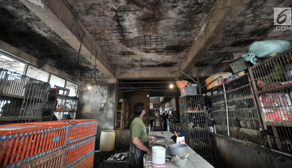 Kondisi pelafon yang sudah rusak di Pasar Rawamangun, Jakarta, Senin (5/11).  21 pasar yang akan direvitalisasi, Pasar Minggu, Pondok Labu, Radio Dalam, Mampang Prapatan, Mede, Karer Pedurenan, Cipete Utara Blok A. (Merdeka.com/Iqbal S. Nugroho)