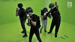 Pengunjung saat bermain Sandbox VR Experience di Lotte Shopping Avenue, Jakarta, Rabu (6/3).   Permainan ini untuk menghadirkan pengalaman bermain di dunia digital menggunakan teknologi canggih VR. (merdeka.com/Iqbal S. Nugroho)