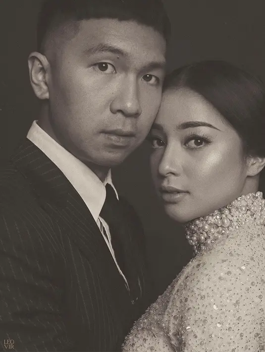 "Selain cantik, Niki tuh pekerja ketas dan Niki tuh sayang banget sama keluarganya. Mencari jodoh kan yang dicari simple thing in life, yang bisa push pasangannya untuk bisa kerja keras. Pas saya lihat Niki, dia semuanya ada," timpal Indra Priawan. (Instagram/leovir_)