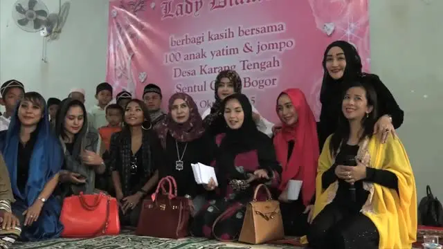 Arisan selalu identik dengan wanita. Tak hanya berkumpul bersama teman-teman, arisan ini juga hobi berbagi dengan sesama.