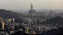 Menara Abraj Al-Bait juga dikenal sebagai Mekah Royal Hotel Clock Tower terlihat dari Jabal al-Noor atau Gunung Cahaya yang menghadap ke Kota Suci Mekkah, Arab Saudi, 5 Juli 2022. Satu juta orang, termasuk 850 ribu dari luar negeri, diizinkan untuk berpartisipasi dalam haji tahun ini setelah dua tahun terakhir jumlahnya dikurangi secara drastis karena pandemi virus corona COVID-19. (Christina ASSI/AFP)