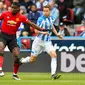 Gelandang Manchester United, Paul Pogba berusaha mengontrol bola dibayangi oleh pemain Huddersfield Town pada pekan ke-37 Liga Inggris di John Smith's Stadium, Minggu (5/5/2019). MU gagal ke Liga Champions musim depan setelah ditahan Huddersfield Town dengan skor 1-1. (Anthony Devlin/PA via AP)