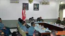 Citizen6, Surabaya: Danpasmar-1 Brigadir Jenderal TNI (Mar) Tommy Basari Natanegara menerima tim Wasrikkap Itjenal 2012 di Ruang VIP Menbanpur-1 Mar Karang Pilang Surabaya, Senin (4/12). (Pengirim: Budi Abdillah)
