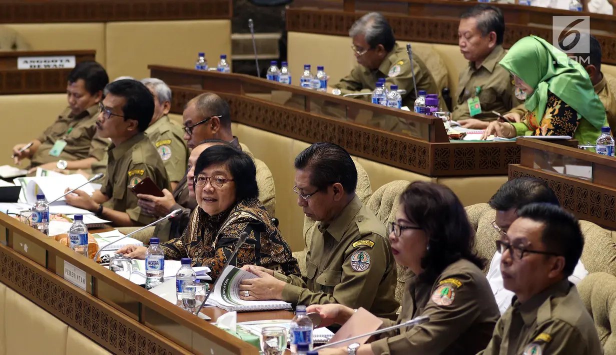 Menteri Lingkungan Hidup dan Kehutanan (LHK) Siti Nurbaya rapat kerja dengan Komisi IV DPR, Jakarta, Selasa (15/1). Rapat membahas Perubahan Peruntukan Kawasan Hutan dalam Revisi Tata Ruang Wilayah Provinsi dan Perubahan Iklim. (Liputan6.com/JohanTallo)
