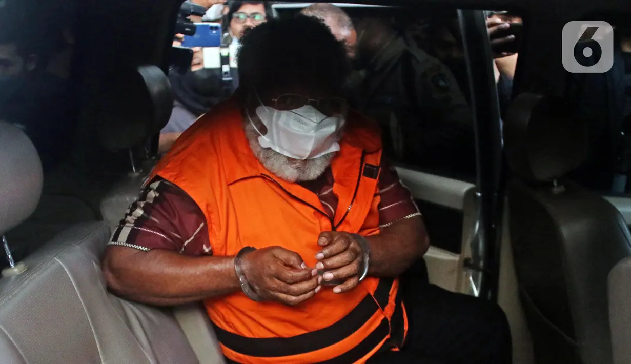Bupati Mimika Eltinus Omaleng naik ke dalam mobil tahanan usai rilis penahanan di Gedung KPK Jakarta, Kamis (8/9/2022). Eltinus Omaleng merupakan tersangka kasus dugaan korupsi pembangunan Gereja Kingmi Mile 32 di Mimika, Papua. Eltinus sempat tak terima dijerat sebagai tersangka oleh KPK dan mengajukan gugatan praperadilan. (Liputan6.com/Helmi Fithriansyah)
