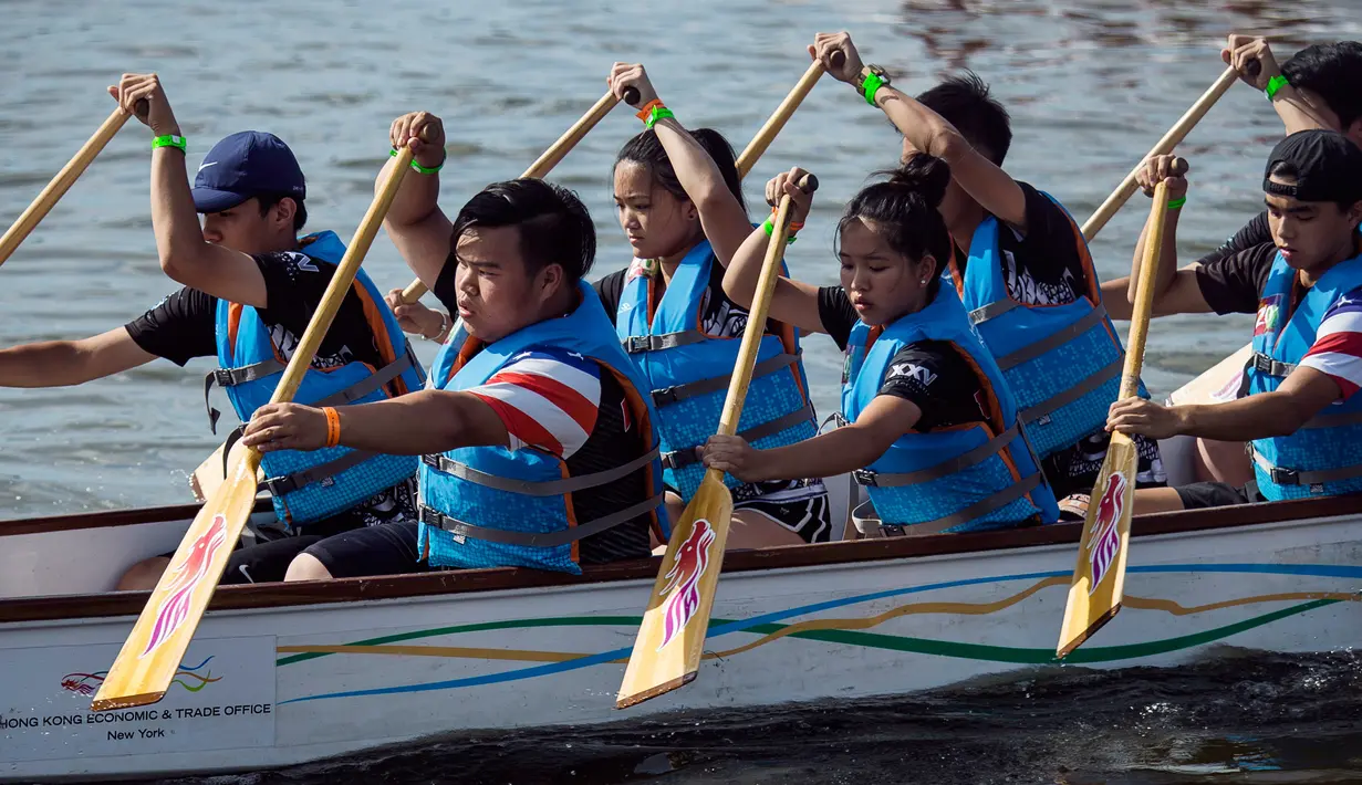Peserta mendayung perahunya menuju dermaga setelah mengikuti lomba Festival Perahu Naga Hong Kong di Queens, New York, Minggu (13/8). Festival ini diawali tahun 1990 hanya dengan 4 kapal, yang kini mencapai lebih dari 30 kapal naga. (AP/Andres Kudacki)
