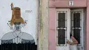 Mural yang terinspirasi oleh karya Velazquez "Las Meninas" terlihat selama festival seni jalanan tahunan Meninas de Canido di Ferrol, Spanyol, Minggu (2/9). (MIGUEL RIOPA/AFP)
