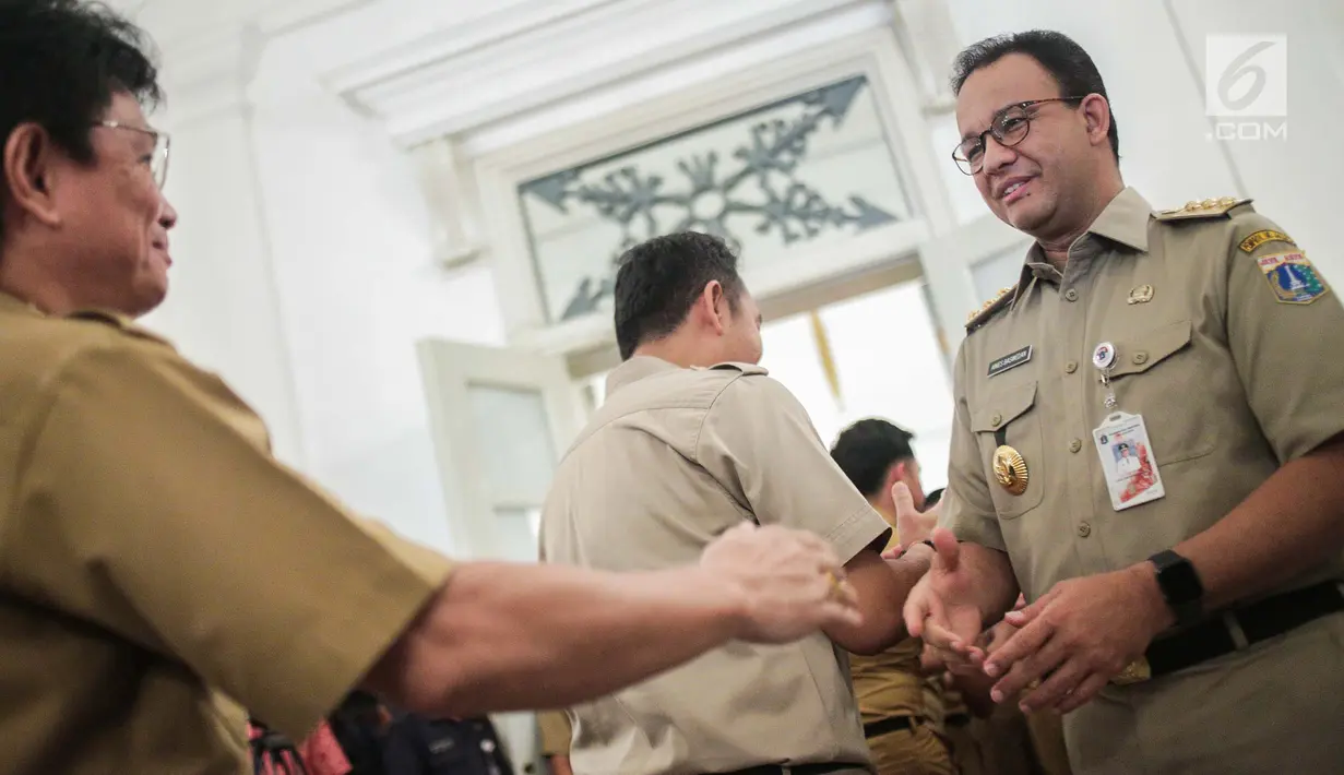 Gubernur DKI Jakarta Anies Baswedan bersalaman dengan pegawai Pemprov saat menggelar halal bihalal di Balaikota, Jakarta, Senin (10/6/2019). Pemerintah Provinsi DKI Jakarta menggelar Halal Bihalal pada hari pertama PNS masuk kerja setelah libur Lebaran 2019. (Liputan6.com/Faizal Fanani)