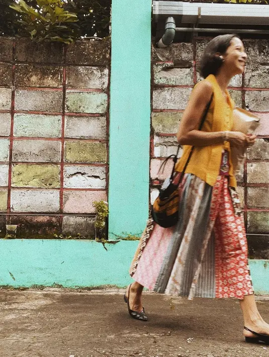 <p>Paduan kebaya tanpa lengan disertai kulot motif batik juga bisa jadi inspirasi penambah gaya formal yang sempurna untuk digunakan sehari-hari. (Foto: Instagram/ Putri Marino)</p>