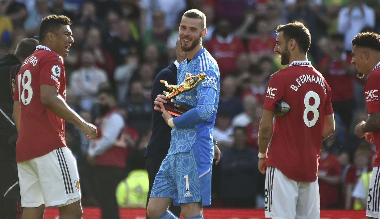 Kiper Manchester United, David De Gea menerima trofi Golden Glove sebagai kiper dengan torehan clean sheet terbanyak musim 2022/2023 setelah berakhirnya laga pekan terakhir Liga Inggris 2022/2023 menghadapi Fulham di Old Trafford Stadium, Manchester (28/5/2023). (AP Photo/Rui Vieira)