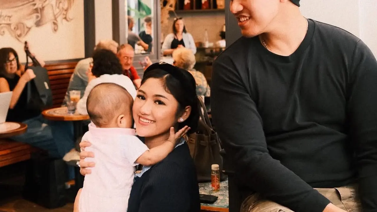 Potret Erina Gudono Momong Anak dengan Gaya Kasual, Terlihat Stylish Andalkan Bando Prada Rp7Jutaan