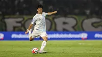 Pemain PSIM Yogyakarta,&nbsp;Raka Cahyana saat melawan Persebaya Surabaya&nbsp;pada BRI Super League 2025/2026 di Stadion Gelora Bung Tomo, Surabaya,&nbsp;Jumat (8/8/2025). (Bola.com/Abdul Aziz)&nbsp;