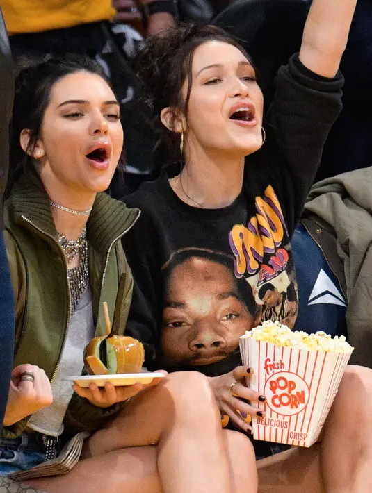 Bahkan Kendall Jenner dan Bella Hadid pernah mendukung tim basket favorite mereka bersama lho! (PopSugar)