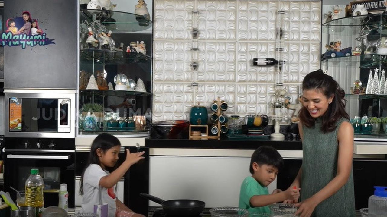 7 Potret Dapur Judika dan Duma Riris yang Elegan, Dipasang Rak Kaca - Banyak Pajangan Unik