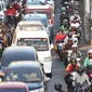 Pengendara terjebak kepadatan arus lalu lintas di Jalan Ciledug Raya, Jakarta, Jumat (15/5/2020). Dinas Tenaga Kerja, Transmigrasi dan Energi DKI Jakarta mencatat ada 1.100 perusahaan atau kantor di Jakarta melanggar aturan Pembatasan Sosial Berskala Besar (PSBB). (Liputan6.com/Helmi Fithriansyah)