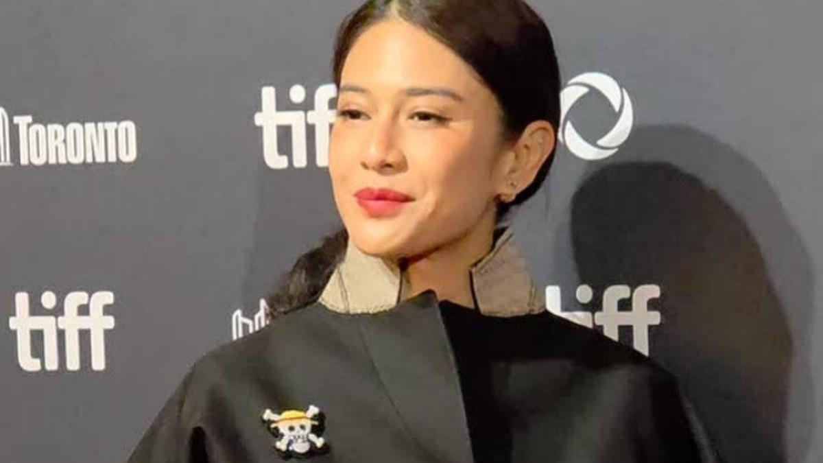 Potret Dian Sastrowardoyo Pakai Pin One Piece ke Festival Film Internasional Toronto 2025