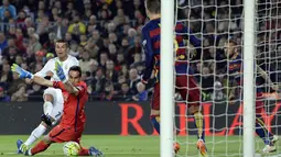 Proses gol yang dicetak Cristiano Ronaldo ke gawang Barcelona pada laga La Liga. Meski hanya mampu mengantar Los Blancos menjadi runner-up Liga Spanyol namun penampilan CR 7 tetap berada di atas rata-rata. (AFP/Josep Lago) 