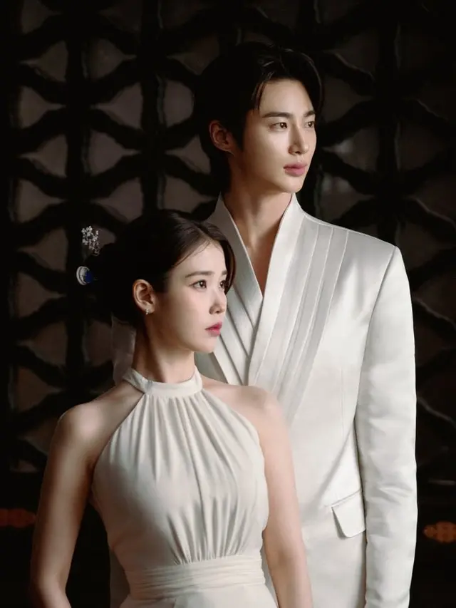 IU dan Byeon Woo Seok dalam drakor Perfect Crown. (MBC via Soompi)