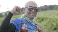 Satu dari lima pelari 250 KM Run to Care di Aceh, Gatot Sudariyono, gembira dengan pengalamannya selama mengikuti kegiatan charity ini. (Bola.com/Okie Prabhowo)
